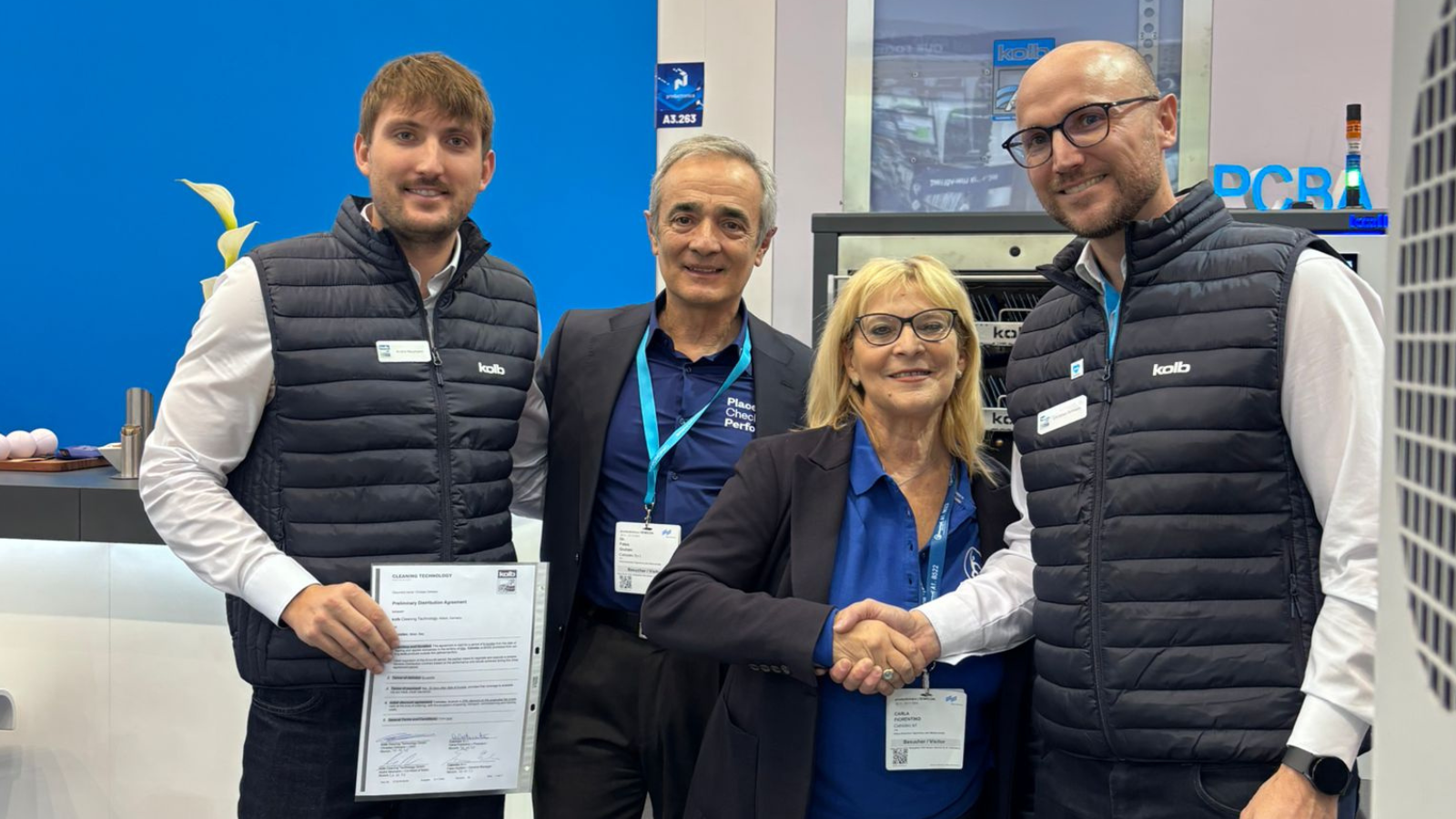 A handshake to mark the new partnership with Italian distribution partner Cabiotec